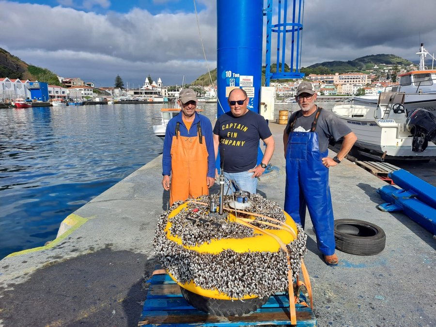 Fishermen of the Perola da Horta with recovered OBS